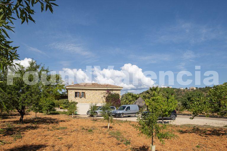 14,000 m² Property with a Magnificent House in Chiva, Valencia