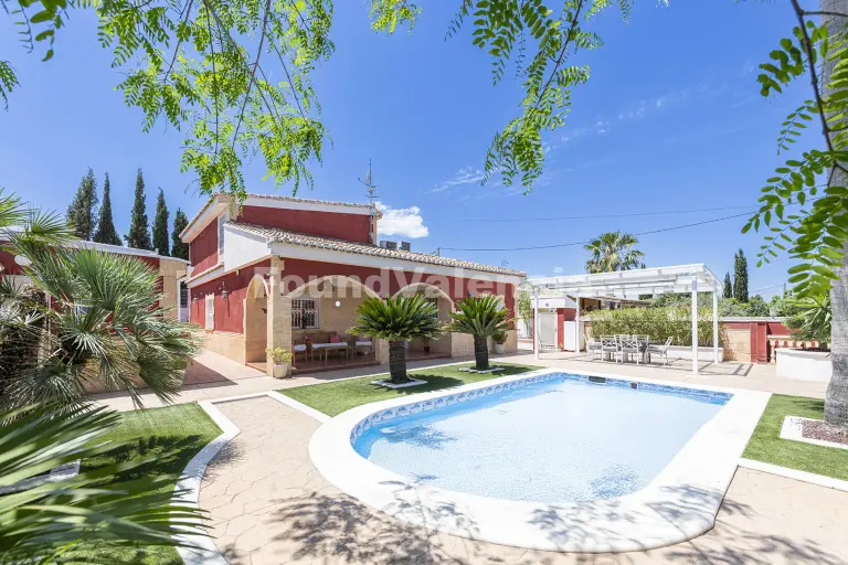 Exclusive Detached Villa with Views of the Sierra Calderona in Bétera