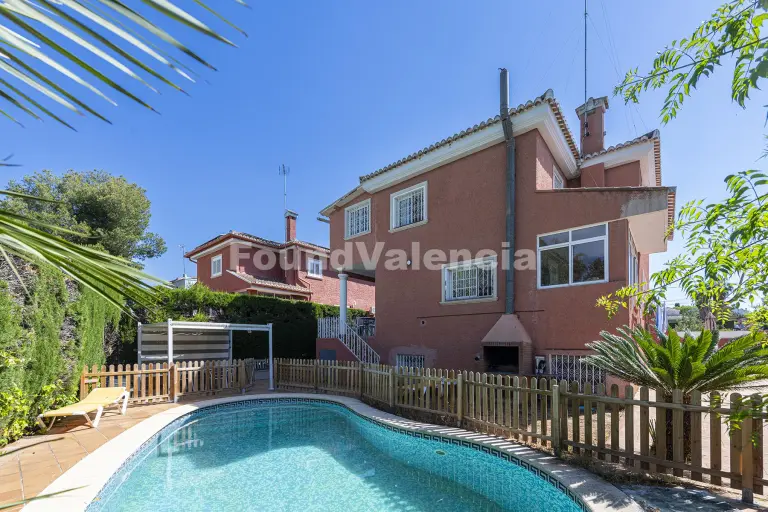 Detached villa with garden and pool in La Cañada