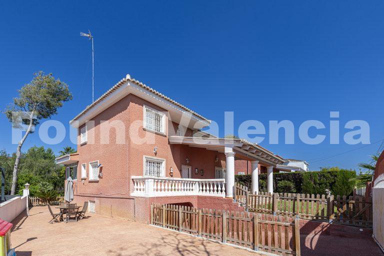 Detached villa with garden and pool in La Cañada