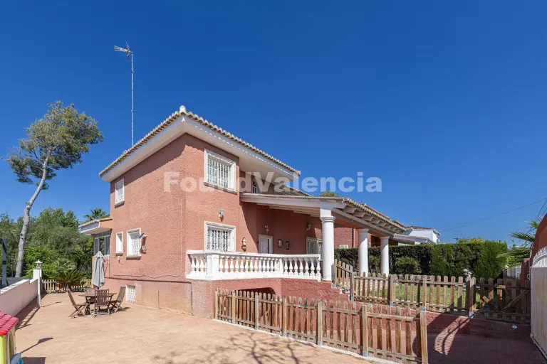 Detached villa with garden and pool in La Cañada