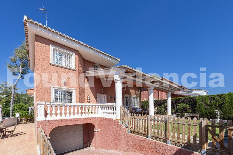 Detached villa with garden and pool in La Cañada