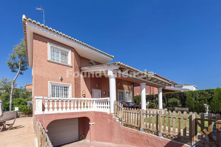 Detached villa with garden and pool in La Cañada