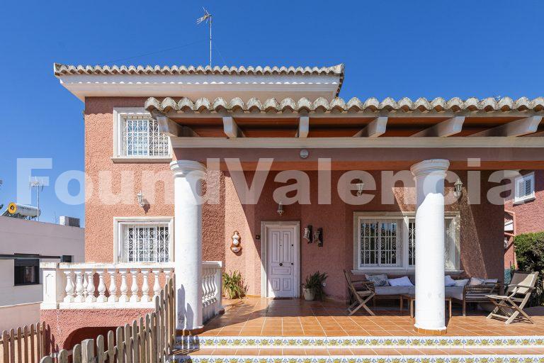Detached villa with garden and pool in La Cañada