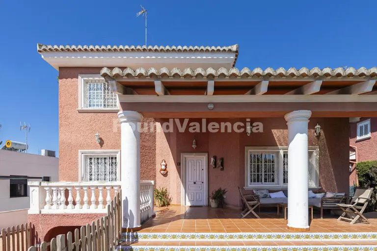 Detached villa with garden and pool in La Cañada