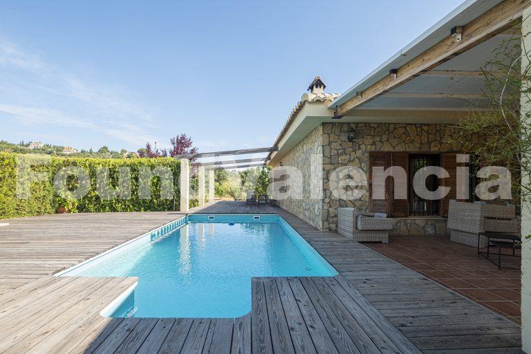 14,000 m² Property with a Magnificent House in Chiva, Valencia