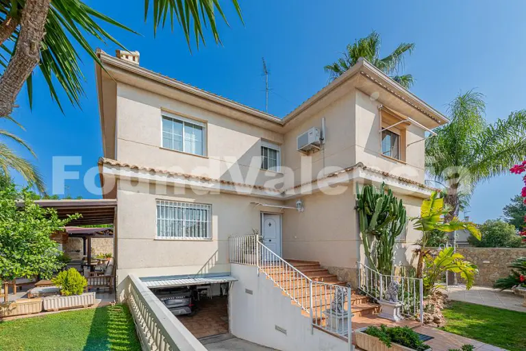 Well-Presented Family Home Just 5 Minutes from La Eliana