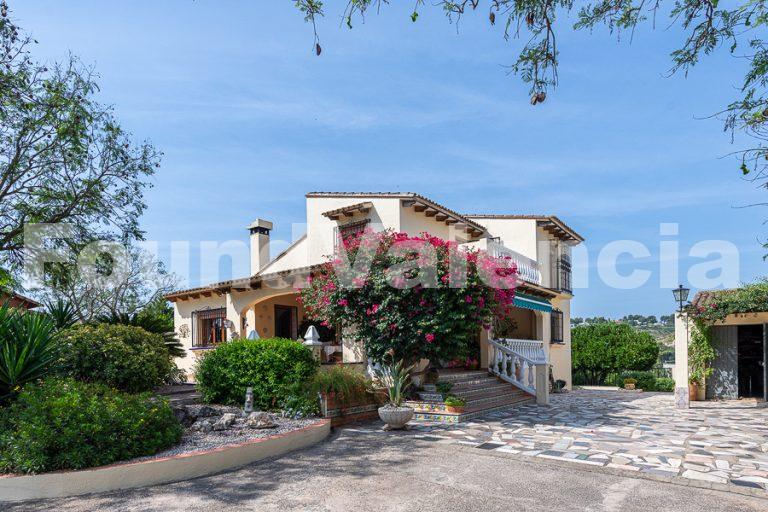Beautiful Family Residence with Stunning Views – Just 45 Minutes from Valencia