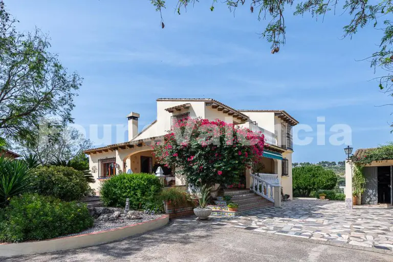 Beautiful Family Residence with Stunning Views – Just 45 Minutes from Valencia