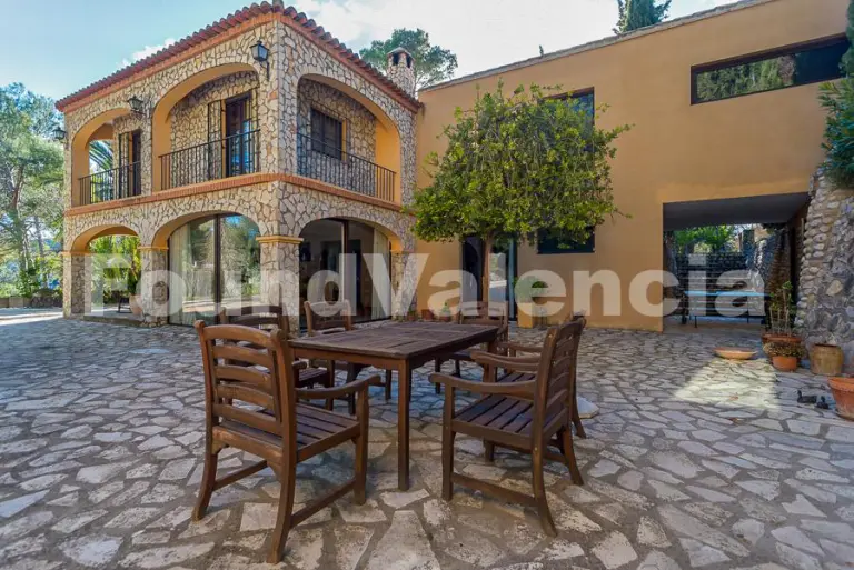 Unique Rustic Villa with Pool & Guest Facilities – Xàtiva, Valencia