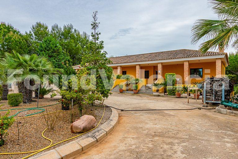 Rustic Country House with 15,000 m² Plot in Navarrés, Valencia