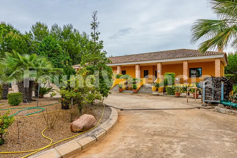 Rustic Country House with 15,000 m² Plot in Navarrés, Valencia