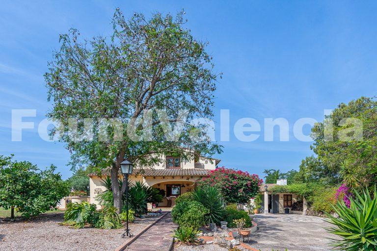 Beautiful Family Residence with Stunning Views – Just 45 Minutes from Valencia