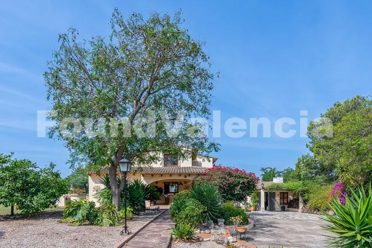 Beautiful Family Residence with Stunning Views – Just 45 Minutes from Valencia