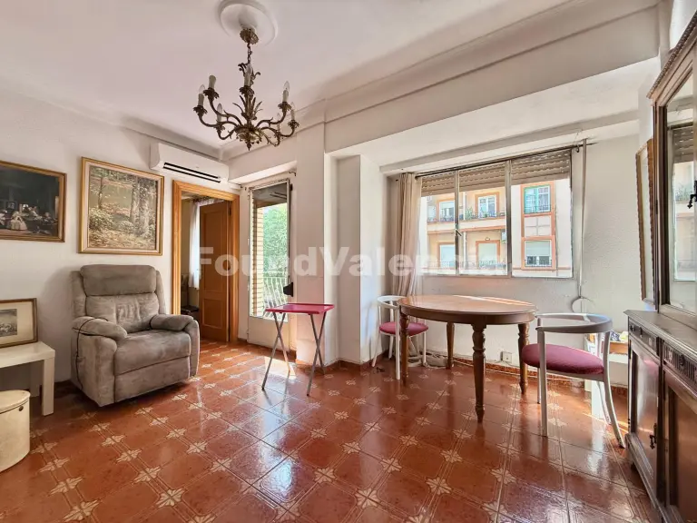 Bright exterior apartment with balcony and renovation potential in La Pechina