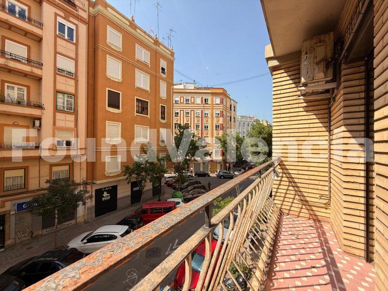 Bright exterior apartment with balcony and renovation potential in La Pechina