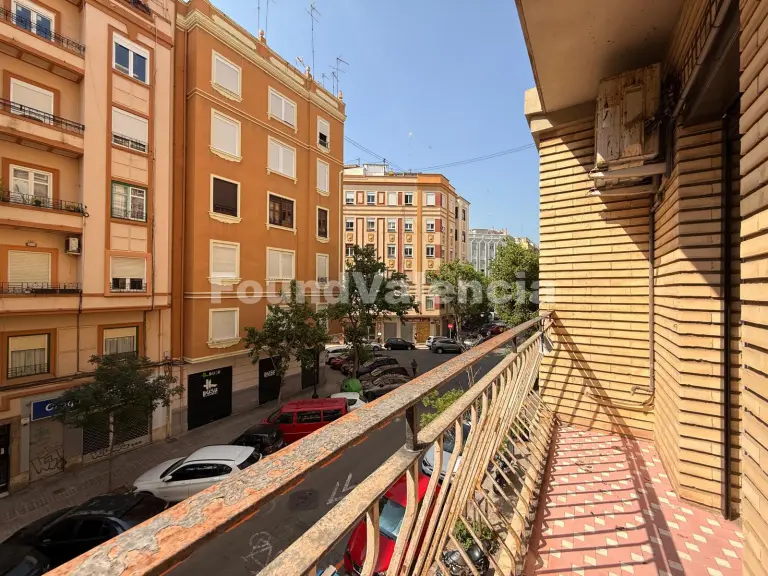 Bright exterior apartment with balcony and renovation potential in La Pechina