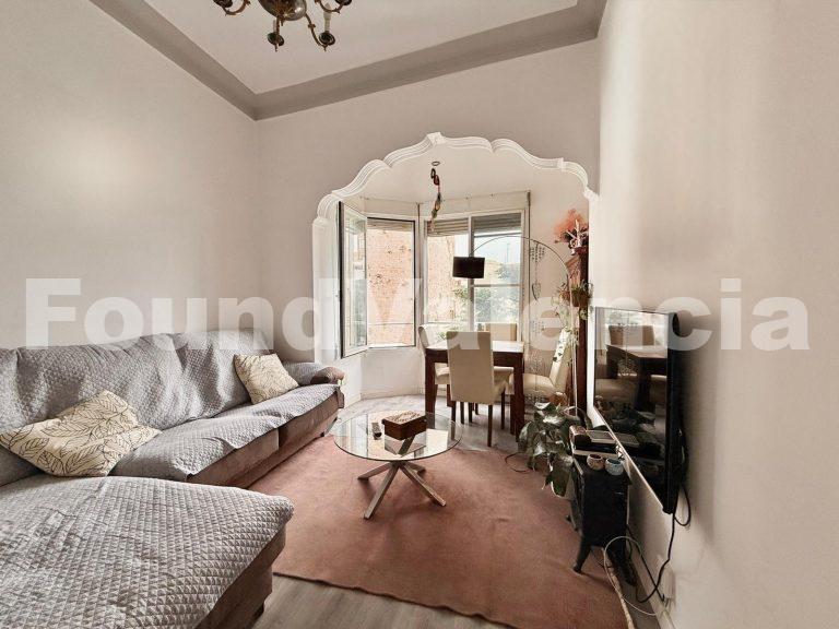 Apartment with Views of Torres de Quart in Botánico