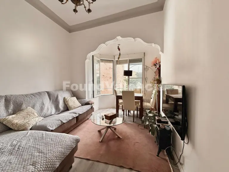 Apartment with Views of Torres de Quart in Botánico