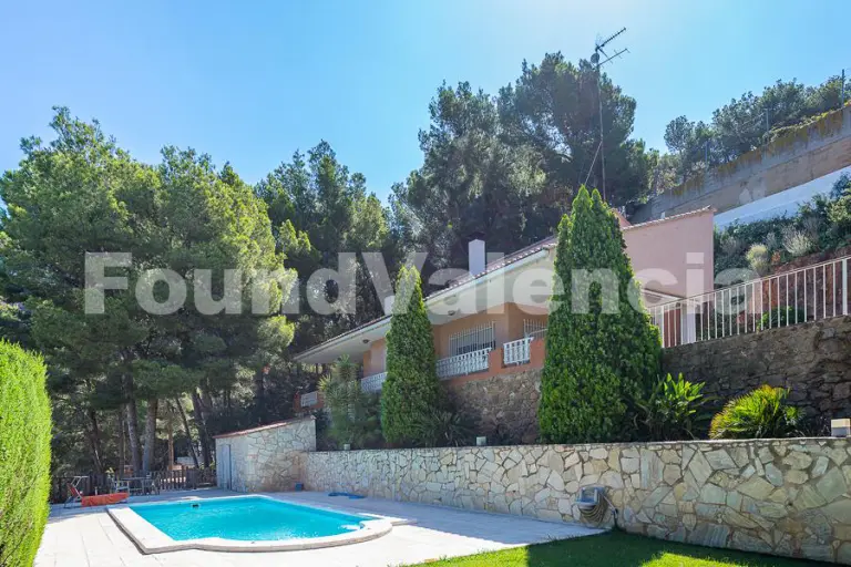 Private Residence for Sale in the Beautiful Town of Naquera, Valencia
