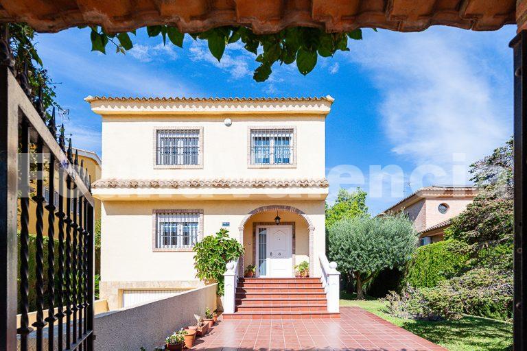 Elegant Family Home in Las Tablas, La Eliana, Valencia.