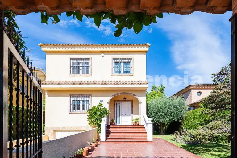 Elegant Family Home in Las Tablas, La Eliana, Valencia.