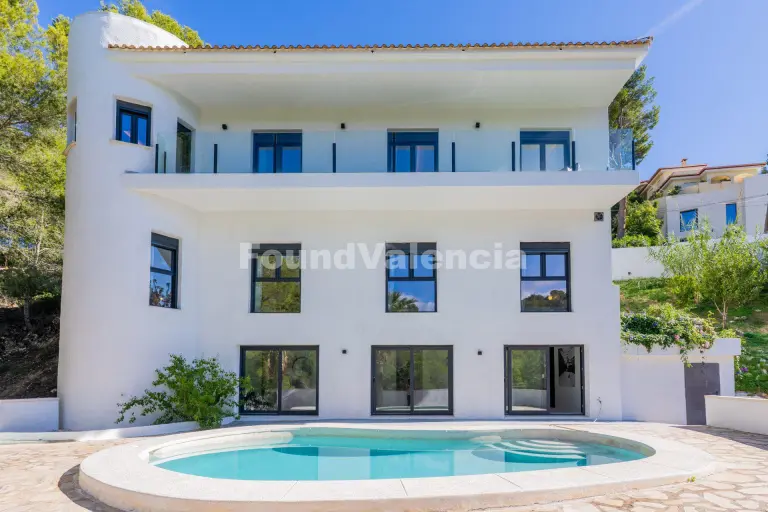 Luxury Villa in Altea la Vella with Panoramic Views and Exceptional Comfort