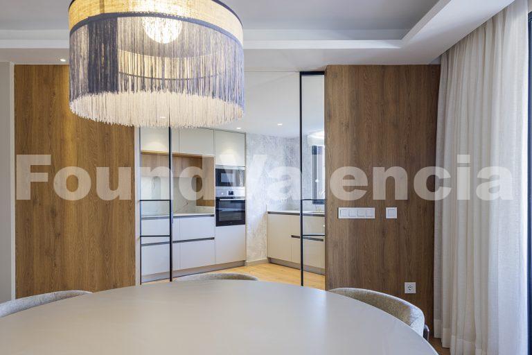 Exclusive 141 m² apartment in a prime location, just a five-minute walk from the heart of Valencia.