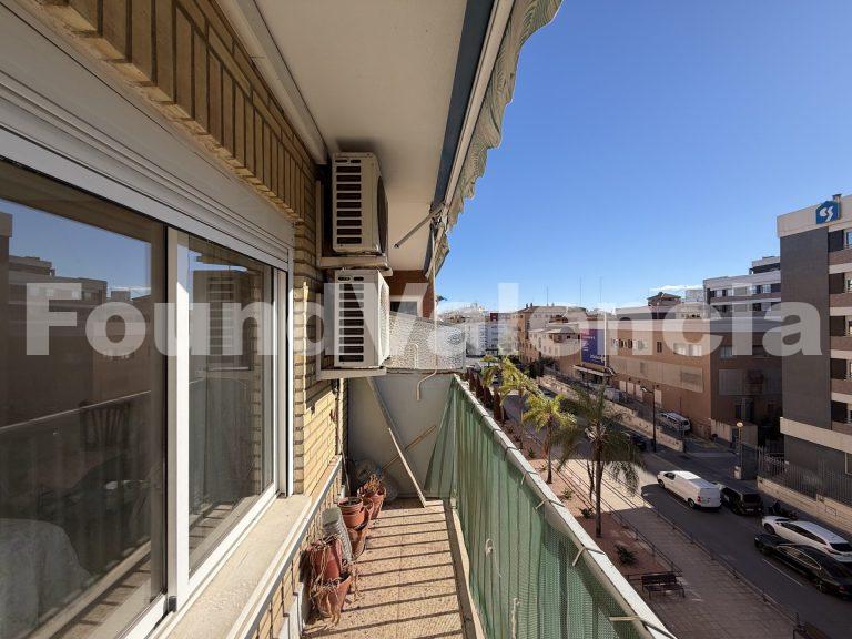 Bright apartment to renovate with great potential next to Amistat metro