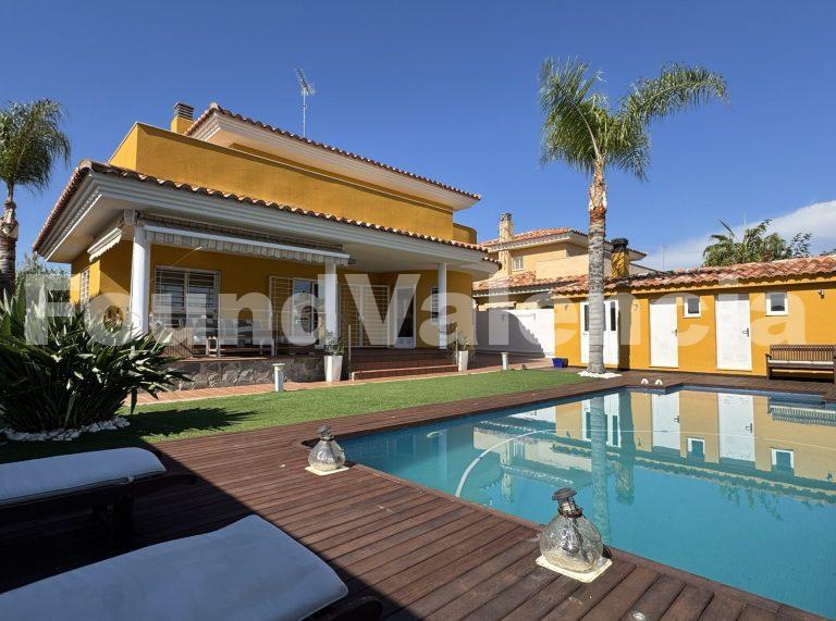 Detached Villa near IALE and Metro — Comfort, Light, and Perfect Location 8 Detached Villa near IALE and Metro — Comfort, Light, and Perfect Location