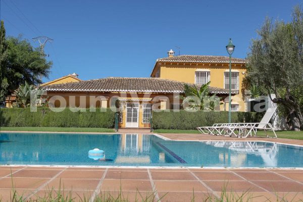 Charm, Space, and Opportunity in the Heart of Nature close to Valencia city