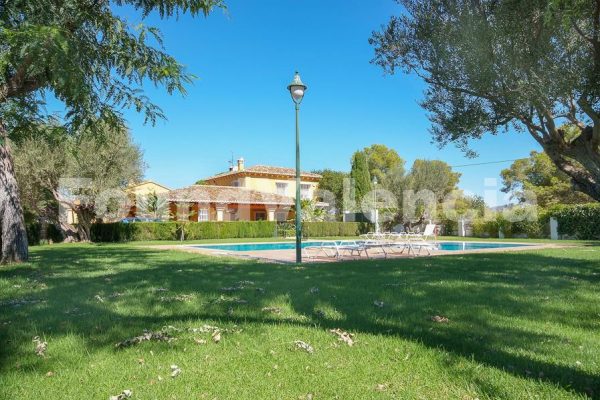 Splendid country house with swimming pool, stables, guesthouse and extensive land