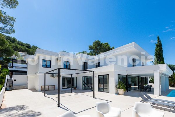 Luxury property 15 minutes from Valencia City.