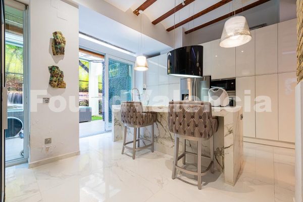 240m2,terrace and so much more in the Botánico Area