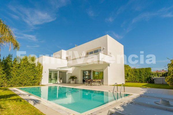 Spacious 4-Bedroom Home in Torre en Conill Valencia