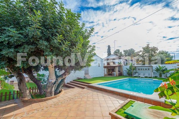 Fully renovated in 2024 and located in La Eliana,