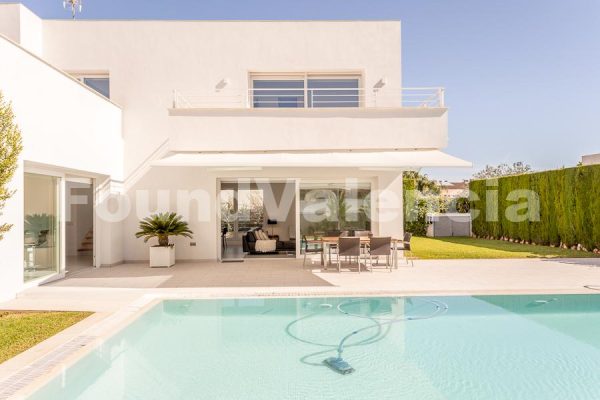 Spacious 4-Bedroom Home in Torre en Conill Valencia