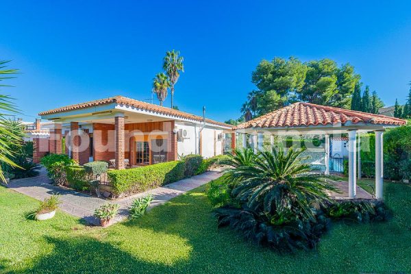 Single-Story Detached Chalet for Sale in L’Eliana