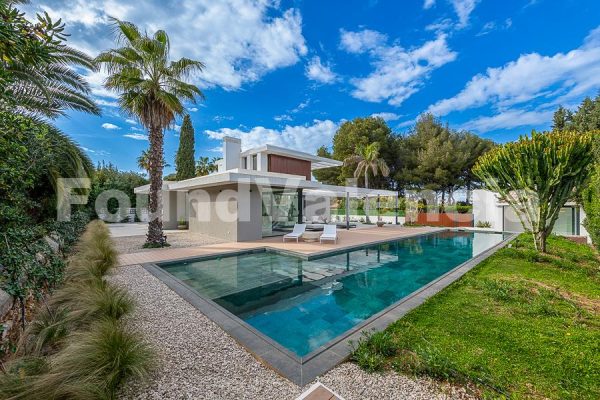 Property next to the Mediterranean Sea in the beautiful Las Rotas area of Denia