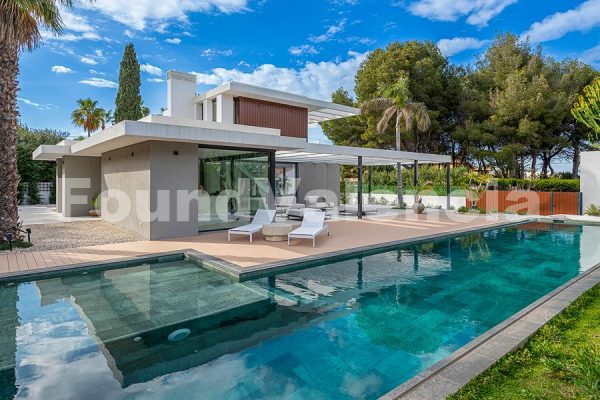 Property next to the Mediterranean Sea in the beautiful Las Rotas area of Denia
