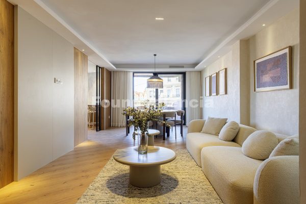 Exclusive 141 m² apartment in a prime location, just a five-minute walk from the heart of Valencia.