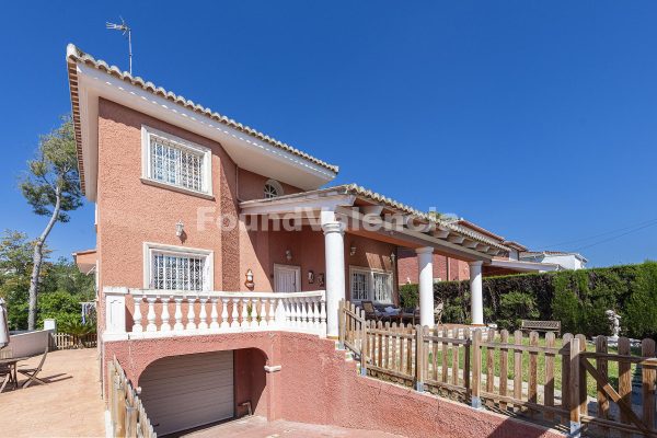 Detached villa with garden and pool in La Cañada