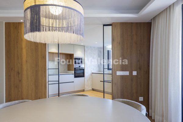 Exclusive 141 m² apartment in a prime location, just a five-minute walk from the heart of Valencia.