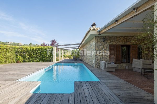 14,000 m² Property with a Magnificent House in Chiva, Valencia