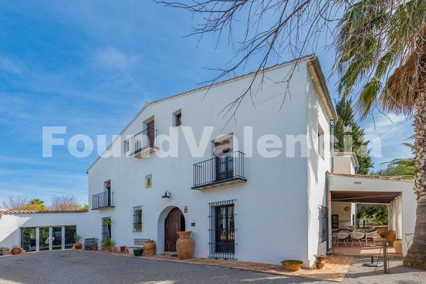 Fantastic Business Opportunity – Only 15 Minutes from Valencia!