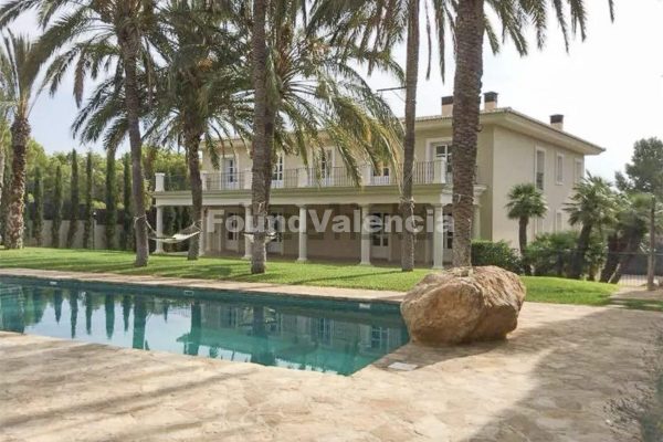 Exceptional Private Luxury Estate Minutes from Central La Eliana