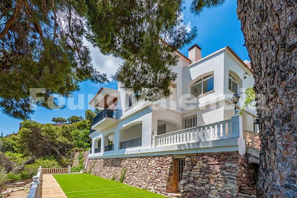 A beautiful property with sea views in Valencia