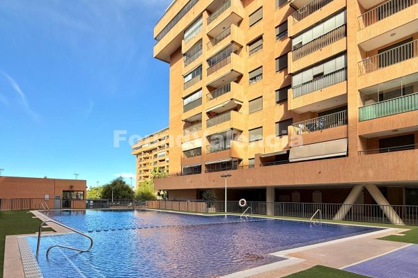 Spacious Ground Floor Apartment in La Patacona with Parking and Terraces