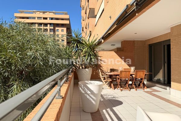 Spacious Ground Floor Apartment in La Patacona with Parking and Terraces