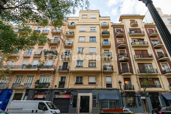 Bright, Charming Apartment Ready for Renovation in L’Eixample